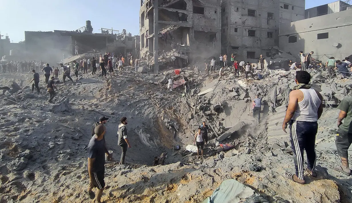 Sementara itu, tank-tank dan pasukan Israel terus bergerak maju ke beberapa wilayah utara Gaza yang paling padat penduduknya, termasuk Jabalia. (AP Photo/Abdul Qader Sabbah)