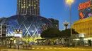 Grand Lisboa (tengah) ditutup di Makau, Senin (11/7/2022). Jalan-jalan di pusat perjudian terbesar di dunia, Makau, kosong pada Senin setelah kasino dan sebagian besar bisnis lainnya diperintahkan ditutup untuk menahan wabah virus corona terburuk. (AP Photo/Kong)