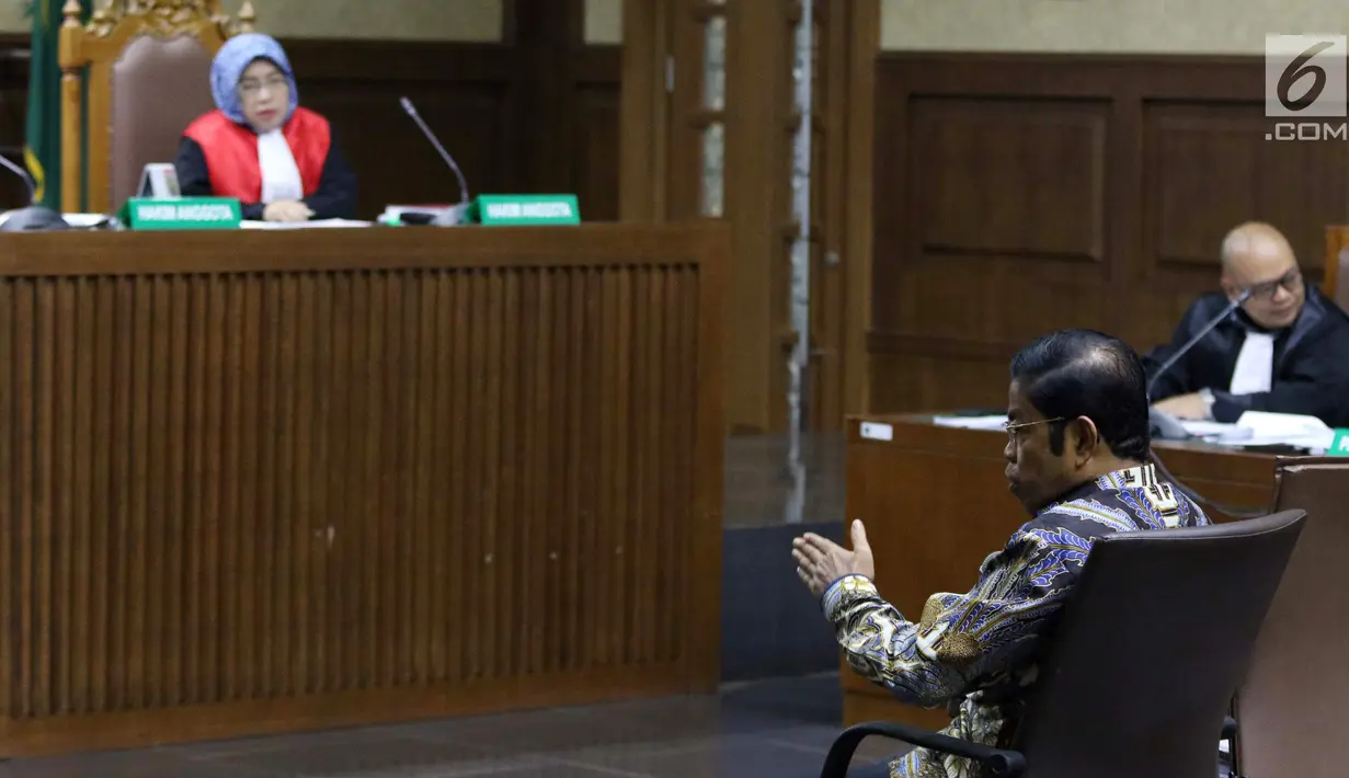 Terdakwa dugaan penerimaan suap terkait kerja sama pembangunan PLTU Riau-1, Idrus Marham menjawab pertanyaan saat JPU KPK sidang lanjutan di Pengadilan Tipikor, Jakarta, Selasa (12/3). Sidang memeriksa keterangan terdakwa. (Liputan6com/Helmi Fithriansyah)