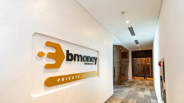 CEO of BMoney Angganata Sebastian memperkenalkan BMoney Privilege Lounge, Selasa (22/10/2024). (Dok BMoney)