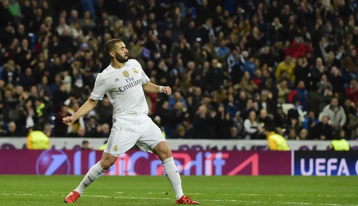 Pemain Real Madrid, Karim Benzema saat mencetak Hat-trick ke gawang Malmo FF pada laga Liga Champions di Stadion Santiago Bernabeu, Madrid (9/12/2015). (AFP Photo/Pierre-Philippe Marcou)