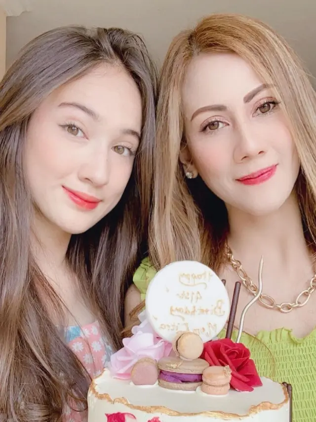 6 Potret Kebersamaan Laura Maone dan Ibunda, Bak Kakak Adik