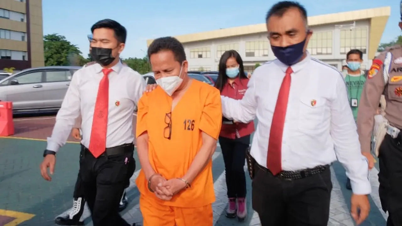 Personel Direktorat Reserse Kriminal Khusus Polda Riau mengiring Kepala Dinas Kesehatan Kepulauan Meranti.