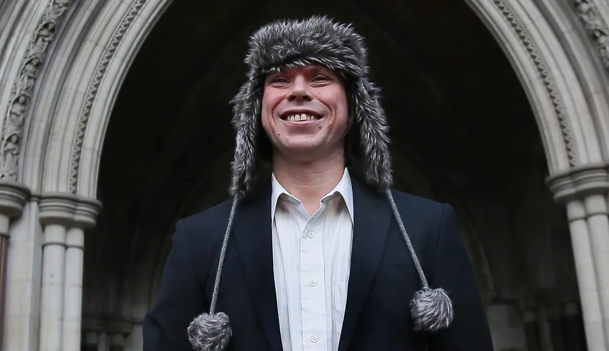 Mahasiswa Inggris Lauri Love tersenyum di luar Pengadilan Tinggi di London (5/2). Lauri Love 32 tahun dituduh telah melakukan hacking ke situs web pemerintah AS, FBI, bank sentral AS dan sistem NASA. (AFP Photo/Daniel Leal-Olivas)