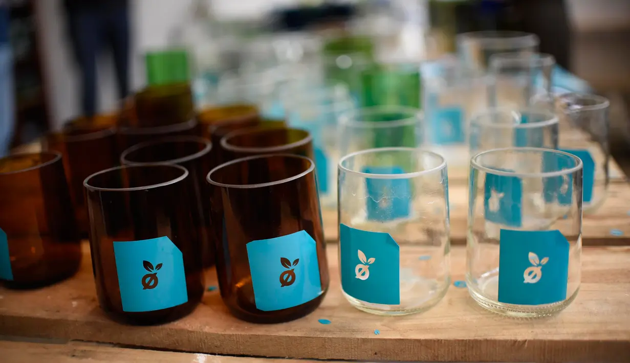Hasil kreativitas warga Guatemala yang mensulap botol jadi gelas bernilai tinggi, Guatemala (12/2). (AFP PHOTO/JOHAN Ordonez)