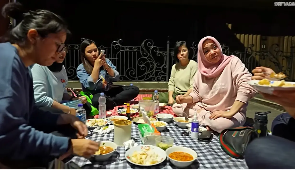 <p>Mama Rieta makan di pinggir Jalan. (Youtube/Hobby Makan)</p>