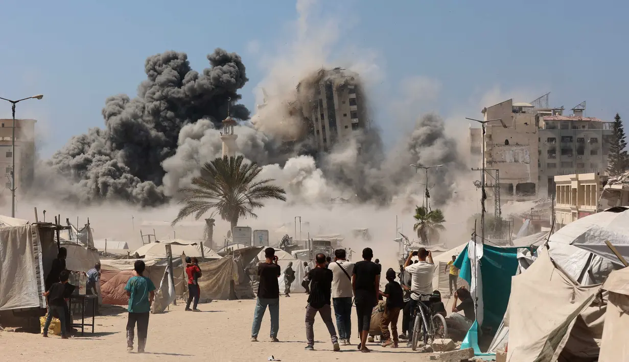 Asap tebal terlihat membubung di atas kawasan tersebut. (Omar AL-QATTAA/AFP)