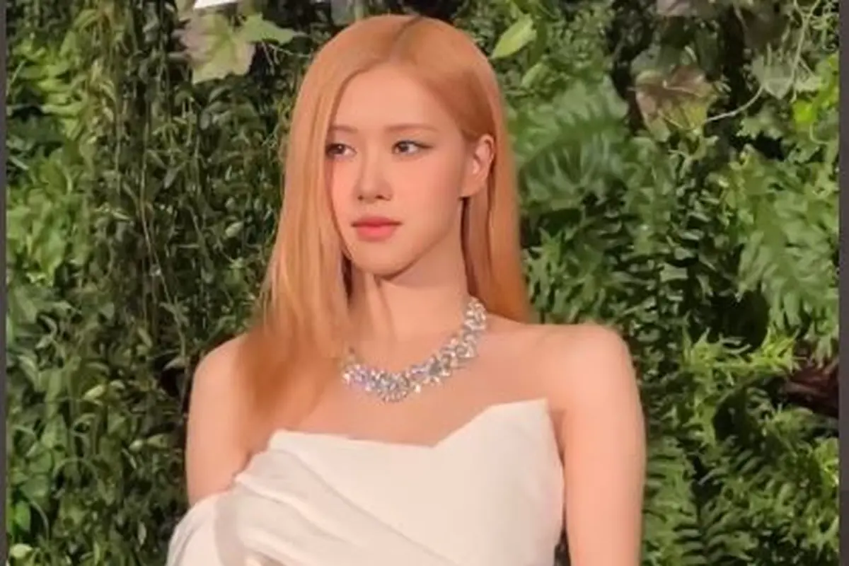 Pesona Rose BLACKPINK Pakai Kalung Seharga Hampir Rp30 Miliar