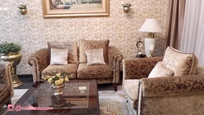 Potret rumah aktor tampan Rizky Nazar yang didominasi warna coklat hingga lukisan yang curi perhatian. (Sumber: YouTube/Rizkina Nazar)