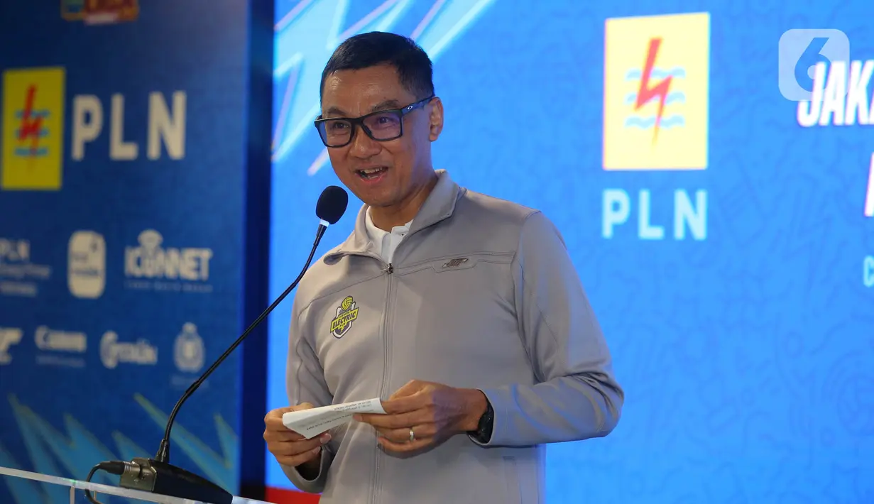 Direktur Utama PLN, Darmawan Prasodjo berharap tahun ini tim putri Jakarta Elektrik PLN mampu meraih gelar Juara Proliga 2024. (Bola.com/M Iqbal Ichsan)