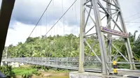 Menteri PUPR meresmikan Jembatan Gantung Sungai Ensilat di Kabupaten Kapuas Hulu, Kalimantan Barat (dok: PUPR)