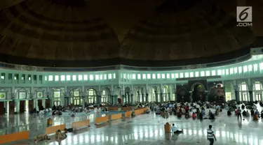 Suasana di dalam Masjid Raya Al-A'zhom saat Ramadan, Tangerang, Selasa (30/5) Masjid ini memiliki desain yang unik dengan lima kubah besar yang menjadi ciri khasnya. (Liputan6.com/Helmi Afandi)