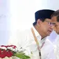 Dua calon presiden Prabowo Subianto (kiri) dan Joko Widodo (kanan) berbincang saat pengambilan nomor urut peserta Pemilu 2019 di Kantor KPU, Jakarta, Jumat (21/9). Prabowo mendapat nomor urut 01, sedangkan Jokowi 02. (Liputan6.com/Faizal Fanani)