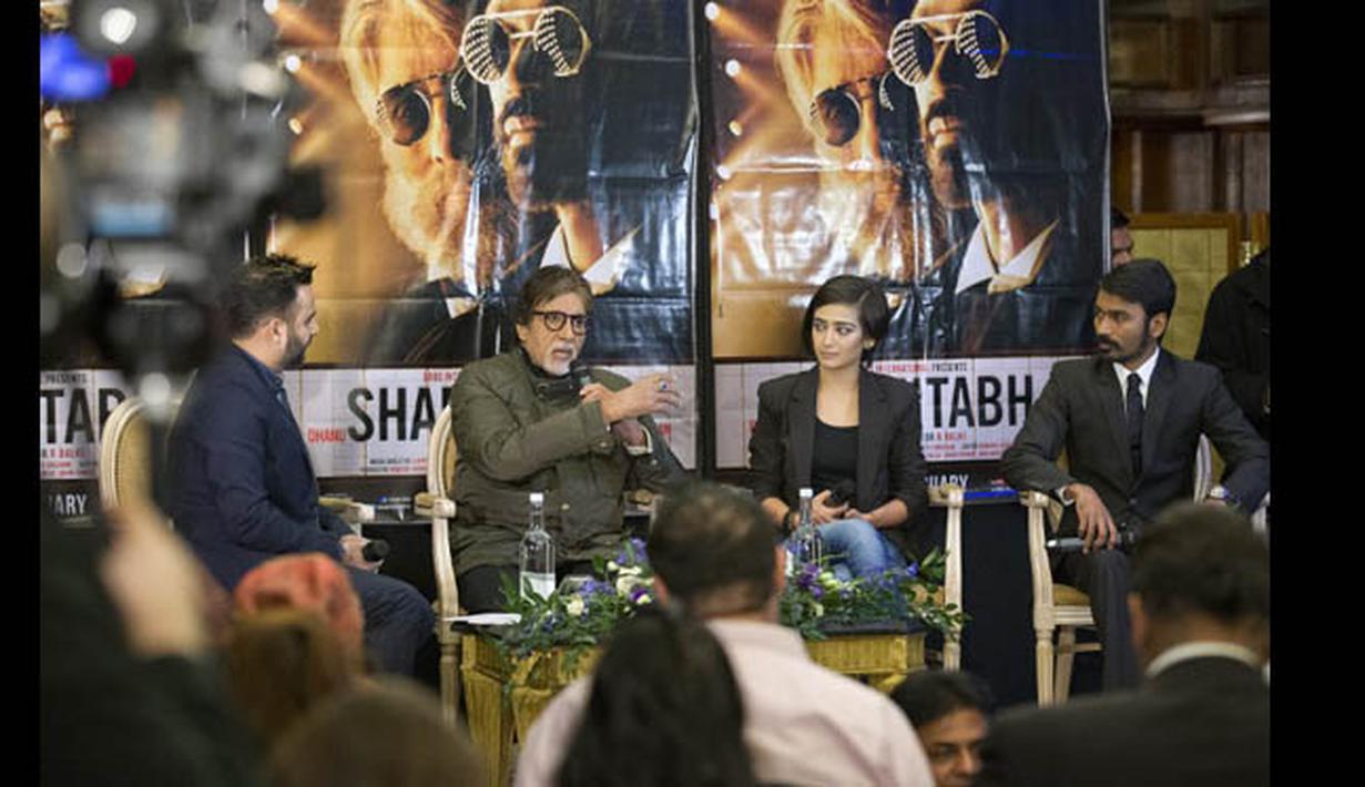 Aktor senior Bollywood, Amitabh Bachchan (kiri kedua), Akshara Haasan (tengah) dan Dhanush (kanan) saat konferensi pers acara promosi film terbarunya "Shamitabh" di London, Selasa (27/1/2015). (AFP PHOTO/Justin TALLIS)