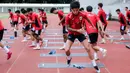 Luke Xavier Keet melakukan pemanasan saat latihan perdana Timnas Indonesia U-22 untuk SEA Games 2025 di Stadion Madya, Senayan, Jakarta, Selasa (11/11/2025). (Bola.com/Bagaskara Lazuardi)