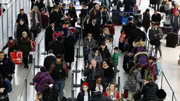 Antrean wisatawan untuk melakukan check in di Bandara Internasional John F. Kennedy, New York, Rabu (21/11). Masyarakat Amerika mulai bergegas pulang ke kampung halamannya alias mudik untuk merayakan Thanksgiving Day. (AP/Mark Lennihan)