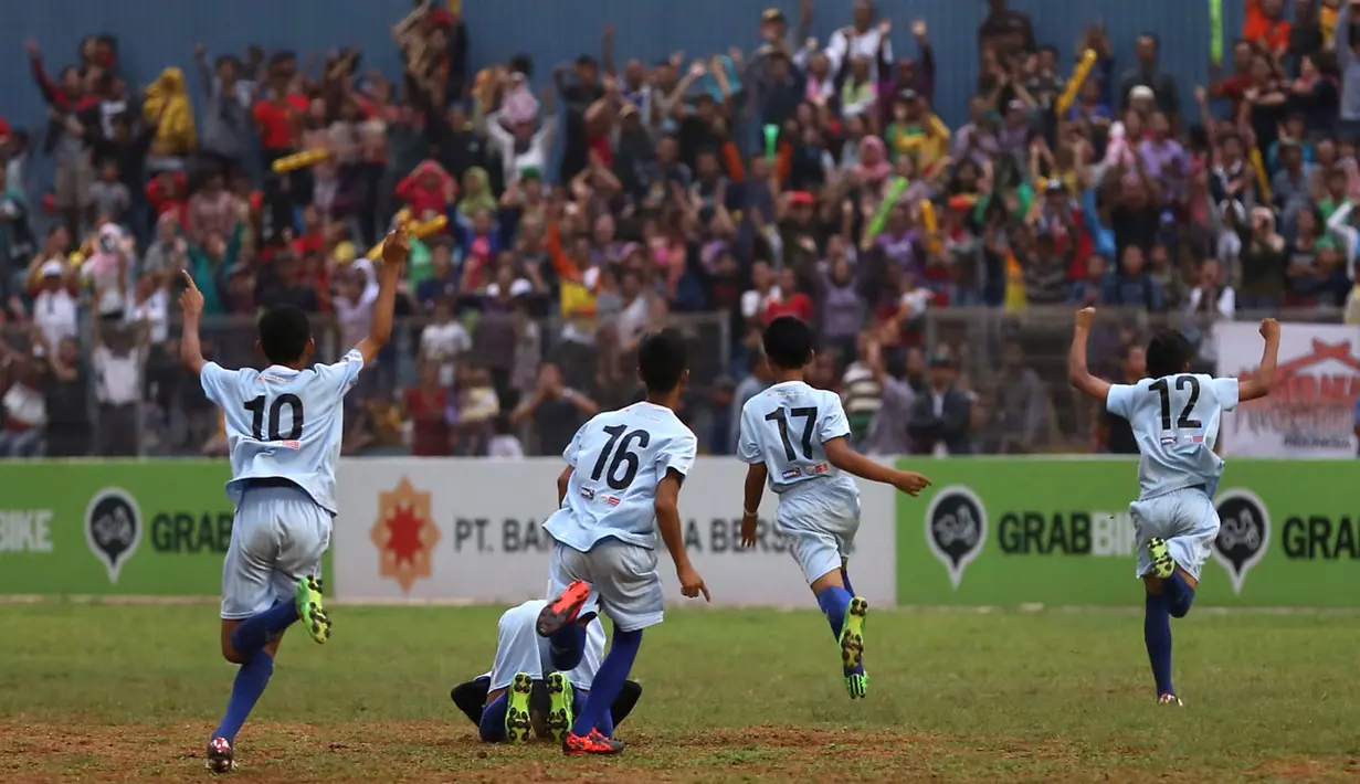 Para pemain Rusun Daan Mogot merayakan gol ke gawang Rusun Pulo Gebang pada laga final Rusun Cup 2015 di Stadion Soemantri Brojonegoro, Jakarta, Minggu (8/11/2015). Daan Mogot menang 4-0 atas Rusun Pulo Gebang. ( Bola.com/Nicklas Hanoatubun)