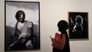 Seorang wanita mengamati karya seni Todd Gray pada pameran 'Michael Jackson: On The Wall' di National Potrait Gallery, London, Rabu (27/6). Dalam pameran ini, karya-karya yang dihasilkan lebih dari 40 seniman dipamerkan. (AP/Kirsty Wigglesworth)