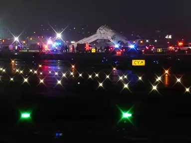 Sebuah pesawat Air Canada Express terparkir di landasan pacu Bandara LaGuardia, New York, Amerika Serikat, Senin 23 Maret 2026, setelah bertabrakan dengan kendaraan Otoritas Pelabuhan. Sebuah pesawat jet regional Air Canada Express bertabrakan dengan truk pemadam kebakaran Otoritas Pelabuhan di Bandara LaGuardia, New York, Amerika Serikat (AS), Minggu (22/3/2026) malam waktu setempat. (AP Photo/Ryan Murphy)