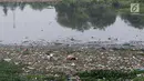 Tumpukan sampah dan tanaman eceng gondok menutupi permukaan air Situ Pengarengan, Kota Depok, Jawa Barat, Kamis (18/4). Kondisi ini sangat memprihatinkan. (Liputan6.com/Helmi Fithriansyah)