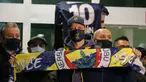 Pesepak bola asal Jerman, Mesut Ozil, menunjukan syal Fenerbahce saat tiba di Bandara Ataturk, Turki, Senin (18/1/2021). Setelah memutuskan hengkang dari Arsenal, Ozil akan memperkuat klub asal Turki, Fenerbahce. (AP Photo)