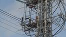 Pekerja menyelesaikan proyek strategis nasional SUTET 500 KW Muara Tawar-Bekasi di Rawa Bebek, Jakarta, Jumat (10/12/2021). PT PLN (Persero) Unit Induk Pembangunan Jawa Bagian Barat (PLN UIP JBB) sepanjang 2020 merampungkan 22 proyek jaringan. (merdeka.com/Imam Buhori)