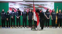 Pemain Timnas Voli Putri Indonesia,&nbsp;Megawati Hangestri Pertiwi mencium bendera merah putih saat&nbsp;acara pelepasan Timnas Voli Indonesia untuk SEA Games 2023 di Padepokan Voli Jenderal Polisi Kunarto, Sentul, Sabtu (29/04/2023). (Bola.com/Bagaskara Lazuardi)