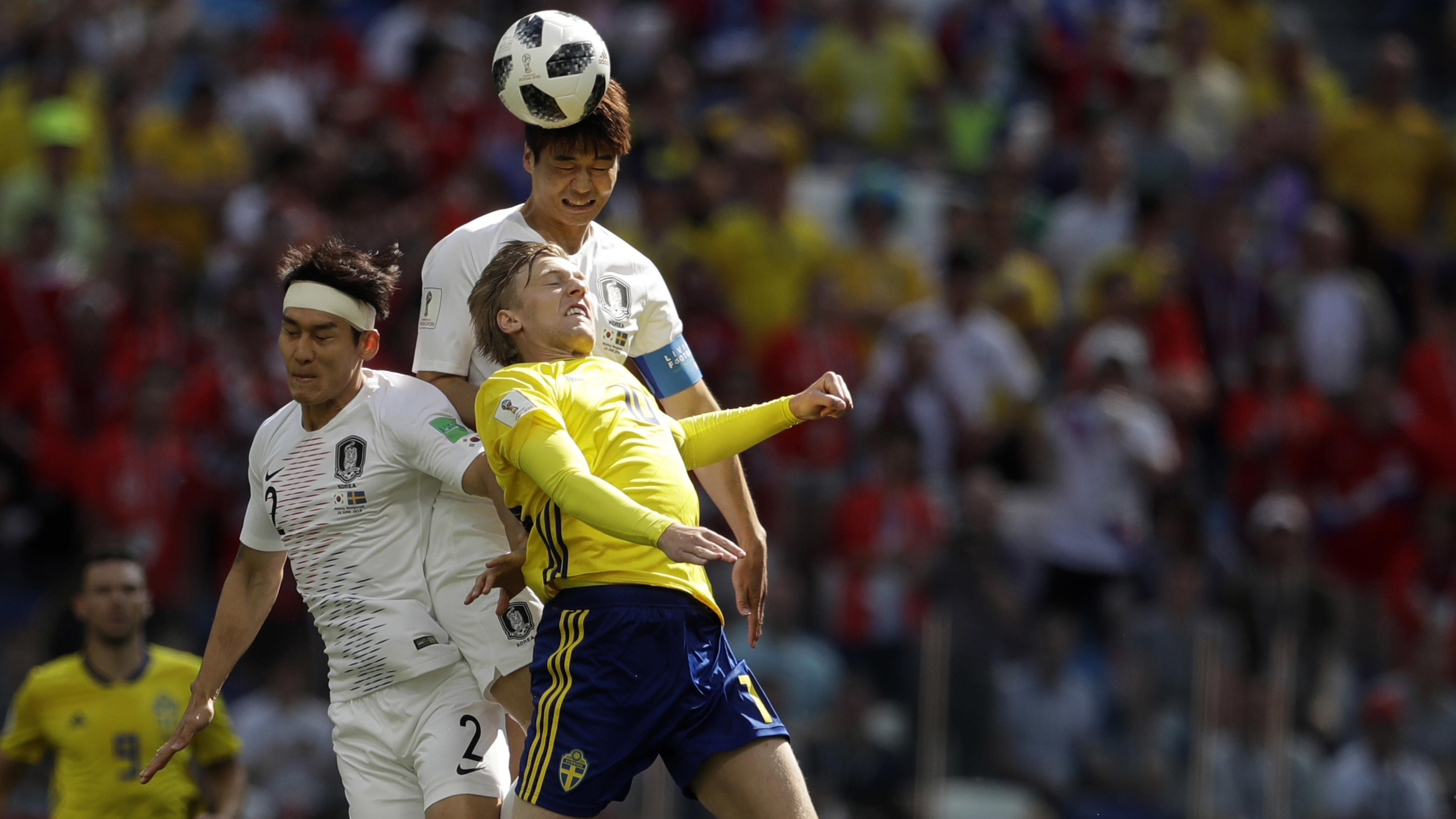 Pemain Korea Selatan, Lee Yong dan Ki Sung-yueng berusaha menghalau bola dari pemain Swedia pada laga grup E Piala Dunia 2018 di Nizhny Novgorod stadium, Nizhny Novgorod, Rusia, (18/6/2018). Swedia menang 1-0. (AP/Petr David Josek)