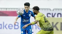 Winger PSIS Semarang mencoba mempertahankan bola dari tekanan bek Barito Putera, Donni Monim. (Dok. PSIS Semarang)