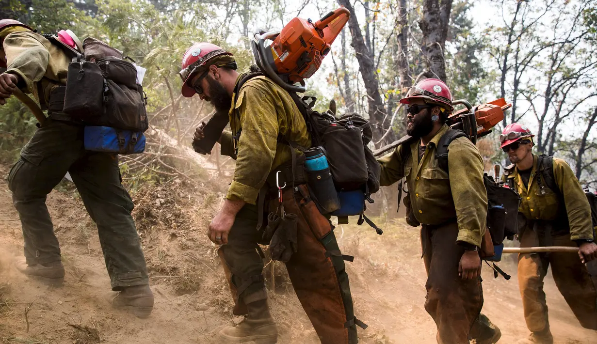 Petugas tampak menyusuri lokasi kebakaran di kawasan Hutan Nasional Sierra di California, AS, Jumat (21/8/2015). kemarau terburuk yang melanda California, mengakibatkan kebakaran hutan yang meluas di kawasan Hutan Nasional Sierra. (REUTERS/Max Whittaker)