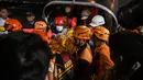 Sejumlah petugas mengangkat kantong berisi jenazah korban kebakaran KM Mutiara Sentosa II setibanya di Dermaga Jamrud Utara, Pelabuhan Tanjung Perak, Surabaya, Jawa Timur, Senin (3/8/2026).  (AFP/ Juni Kriswanto)
