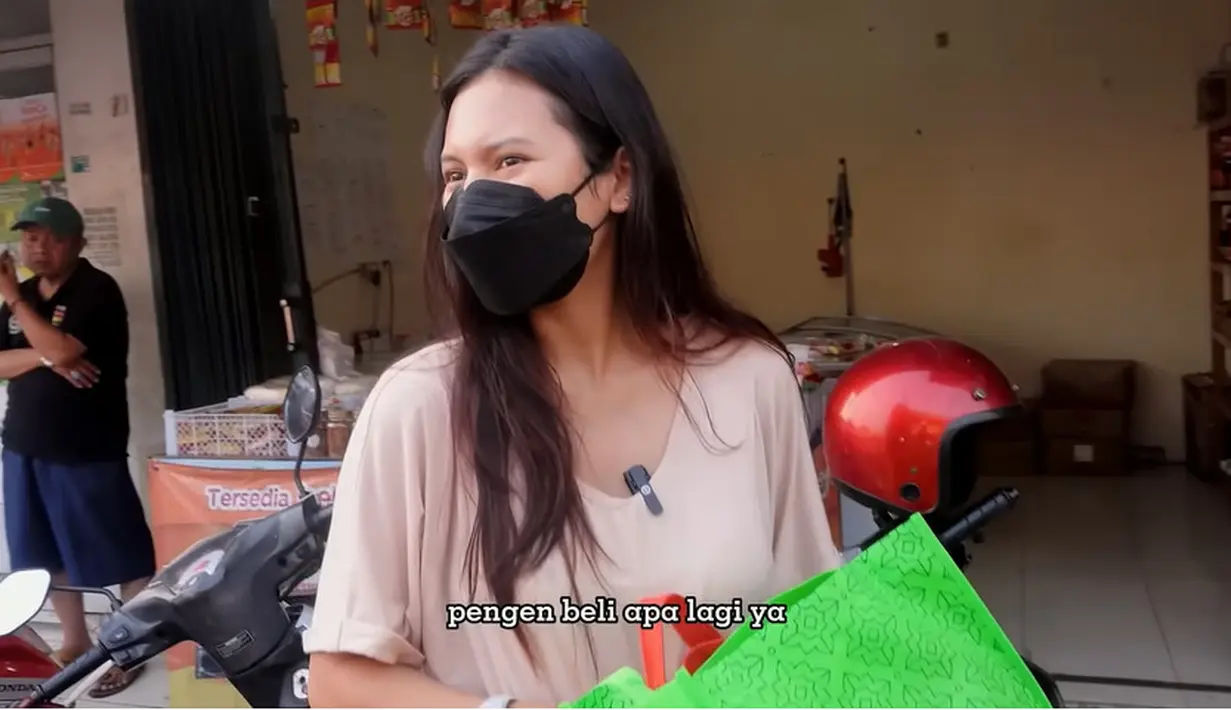 Tidak hanya  membeli sayur hingga  lauk yang akan dimasak, tampak Indah juga membeli buah-buahan. Saat akan pulang, ia masih bingung takut ada yang belum dibeli.[Youtube/Indah Permatasari]