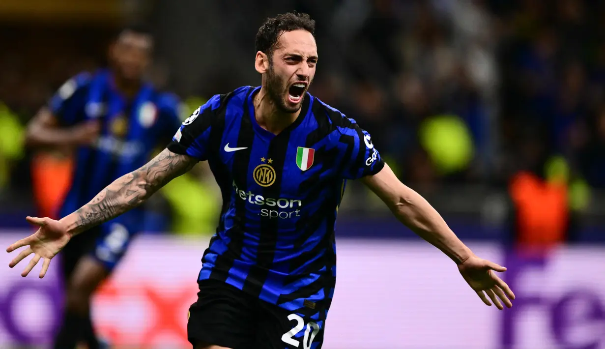 Jelang akhir babak pertama, pada menit ke-45, eksekusi penalti Hakan Calhanoglu berhasil menggandakan keunggulan Inter Milan atas Barcelona. Babak pertama ditutup dengan keunggulan Inter Milan 2-0. (Marco BERTORELLO/AFP)