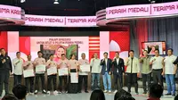 Foto bersama Menteri, atlet, official, dan perwakilan perusahaan pada acara "Malam Apresiasi untuk Peraih Medali Olimpiade Paris 2024 dari Sinergi Kelompok Usaha Indonesia" di Gedung Convergence Indonesia Epicentrum Jakarta, Senin (26/8/2024). (Istimewa)