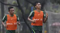 Pemain Timnas Indonesia U-22, Jayus Hariono dan Syafril Lestaluhu, melakukan pemanasan saat latihan di Lapangan ABC, Jakarta, Senin (14/1). Latihan ini merupakan persiapan jelang Piala AFF U-22. (Bola.com/Vitalis Yogi Trisna)