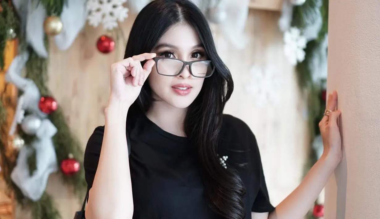 Di penghujung tahun 2017 menjadi hari yang sangat membahagiakan bagi Sandra Dewi dan Harveis Moeis. Anak pertama mereka yang selama ini dinantikan akhirnya lahir juga. (Instagram/sandradewi88)