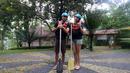 Krisshatta Luis Aveiro dan Hilda Vitria Khan berpose sebelum memulai arung jeram di Sungai Cicatih, Sukabumi, Sabtu (12/12/2015). (Bola.com/Arief Bagus)
