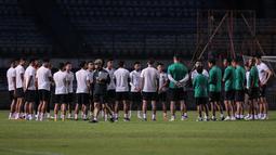 Dalam latihan yang hanya boleh diliput awak media dalam 15 menit awal tersebut penjagaan ketat dilakukan oeh beberapa petugas keamanan Swasta yang dikerahkan sepanjang sesi latihan. (Bola.com/Bagaskara Lazuardi)