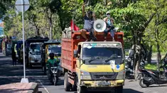 Massa memprotes keputusan pemerintah untuk melarang pembuangan sampah organik di Tempat Pembuangan Akhir (TPA) Sampah, Suwung, menjelang penutupan permanen yang direncanakan akhir tahun ini, di Denpasar, Bali, pada Kamis 16 April 2026. Massa dari Forum Swakelola Sampah Bali (SSB) menggelar aksi damai dengan membawa armada pengangkut sampah ke depan Kantor Gubernur Bali pada Kamis 16 April 2026. (SONNY TUMBELAKA/AFP)