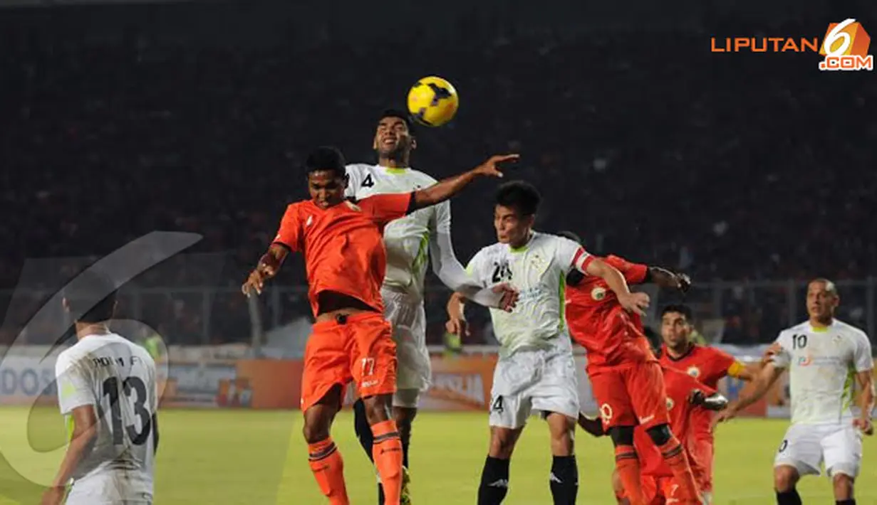Permainan bola-bola atas seringkali diperlihatkan para pemain Persija saat berlaga melawan PDRM FA Malaysia pada Minggu (29/12/13) (Liputan6.com/ Helmi Fithriansyah)