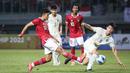 <p>Pemain Timnas Indonesia U-19, Ferdiansyah Cecep Surya (kiri) berebut bola dengan pemain Timnas&nbsp;Thailand U-19, Sittha Boonlha (kanan) dalam pertandingan babak penyisihan Grup A Piala AFF U-19 yang berlangsung di Stadion Patriot Candrabhaga, Bekasi, Rabu (6/7/2022). (Bola.com/Bagaskara Lazuardi)</p>