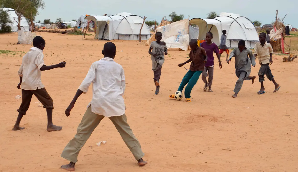 Anak-anak pengungsi korban perang terhadap Boko Haram, bermain bola ditempat pengungsian Assaga, Nigeria,Rabu (16/11/2015). (AFP Photo/Boureima Hama)