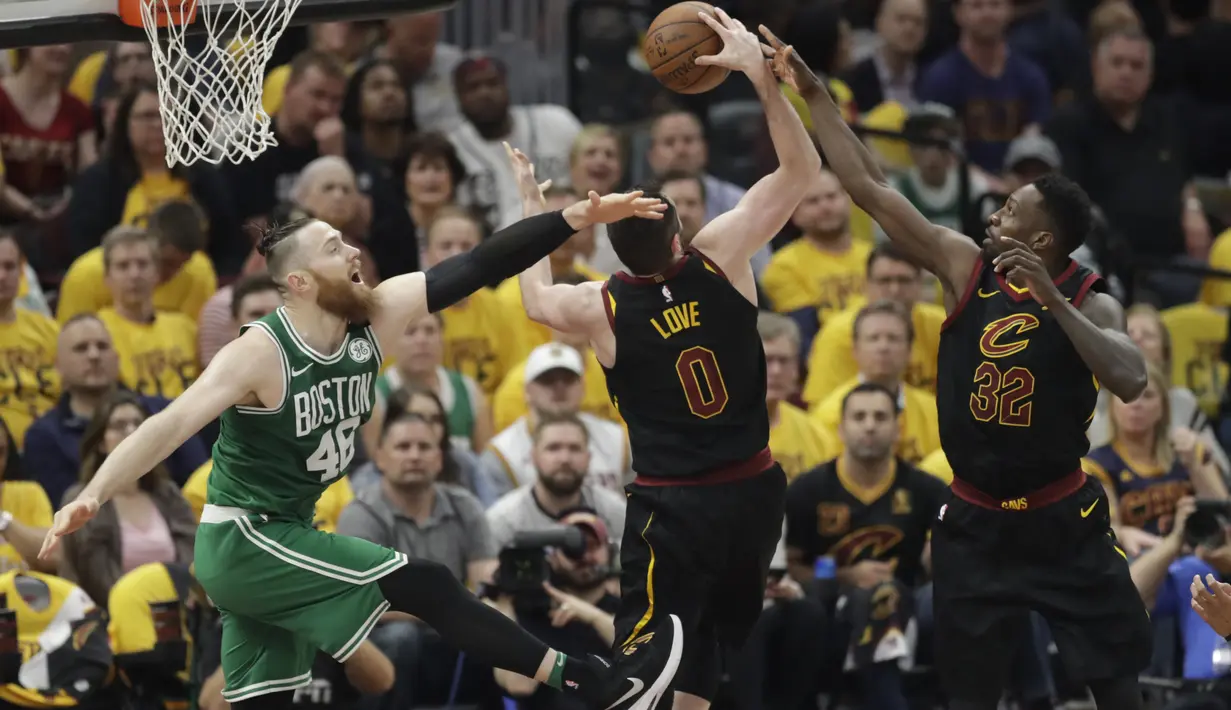 Pemain Cavaliers, Kevin Love (0) menangkap bola dari kejaran pemain Celtics, Aron Baynes (46) pada laga final Wilayah Timur NBA basketball di Quicken Loans Arena, Clevelan, (19/5/2018). Cavaliers menang 116-86. (AP/Tony Dejak)