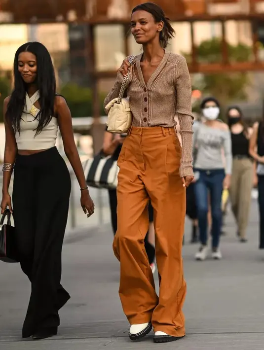 <p>Palet warna netral untuk kamu yang tidak terlalu sporty. Kenakan apapun yang menjadi ciri khasmu, seperti outfit bernuansa musim gugur, misalnya. Celana jeans dan sweater favoritmu sangat diperbolehkan.</p>