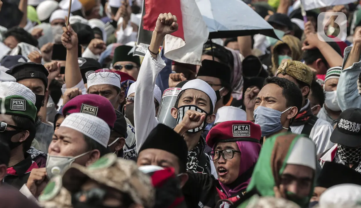 Massa dari sejumlah ormas melakukan demonstrasi di depan Gedung MPR/DPR/DPD, Jakarta, Rabu (24/6/2020). Dalam aksinya mereka menuntut Rancangan Undang-undang (RUU) Haluan Ideologi Pancasila (HIP) ditarik dari Program Legislasi Nasional (Prolegnas). (Liputan6.com/Johan Tallo)