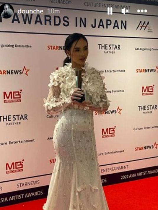 Dalam acara AAA 2022, Lyodra pun berhasil menyabet penghargaan sebagai Asia Celebrity Awards. Dirinya juga tampak menggunakan gaun berwarna putih saat memamerkan penghargaan yang diraihnya. (Liputan6.com/IG/@dounche)