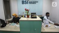 Aktivitas pekerja di kantor cabang Bank Syariah Indonesia, Jakarta Selasa (2/2/2021). PT Bank Syariah Indonesia Tbk (BSI) resmi beroperasi dengan nama baru mulai 1 Februari 2021. (Liputan6.com/Johan Tallo)