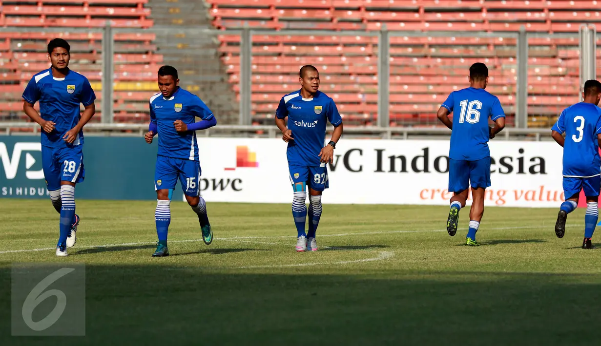 Pemain persib melakukan latihan ringan jelang final Piala Presiden 2015 di Stadion Utama Gelora Bung Karno (SUGBK), Senayan, Jakarta, Sabtu (17/10/2015). ). Persib akan melawan Sriwijaya FC pada laga final 18 oktober nanti (Liputan6.com/Yoppy Renato) 