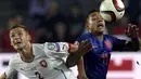 Pemain Timnas Republik Ceko, David Limbersky (kiri), berebut bola dengan Daryl Janmaat (Belanda) saat berlaga di kualifikasi Piala Eropa 2016 grup A di Generali Arena Praha, (9/9/2014). (REUTERS/David W Cerny)