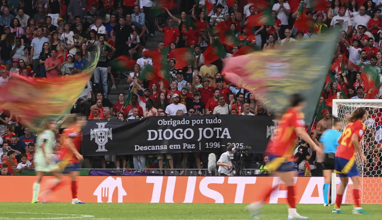 Penggemar Portugal memberikan penghormatan kepada penyerang Liverpool asal Portugal, Diogo Jota yang meninggal dunia akibat kecelakaan mobil di Spanyol, selama pertandingan sepak bola Women's Euro 2025 Grup B di stadion Wankdorf, Bern, Jerman pada 3 Juli 2025. (SEBASTIEN BOZON/AFP)